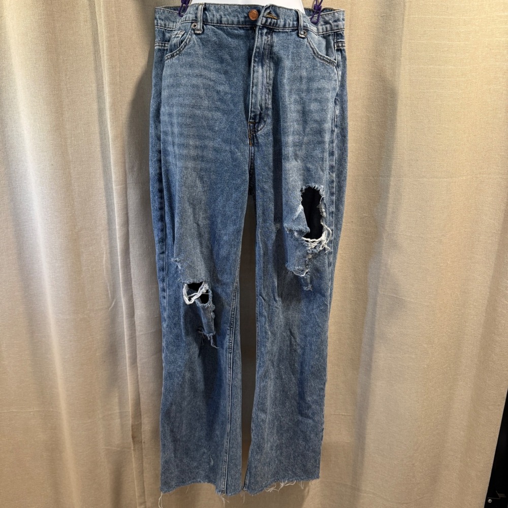 Simple Society Women's Distressed Ripped Jeans Size 13/31 Light Wash‎ Denim